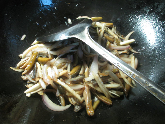 洋葱茭白炒鳝丝步骤8