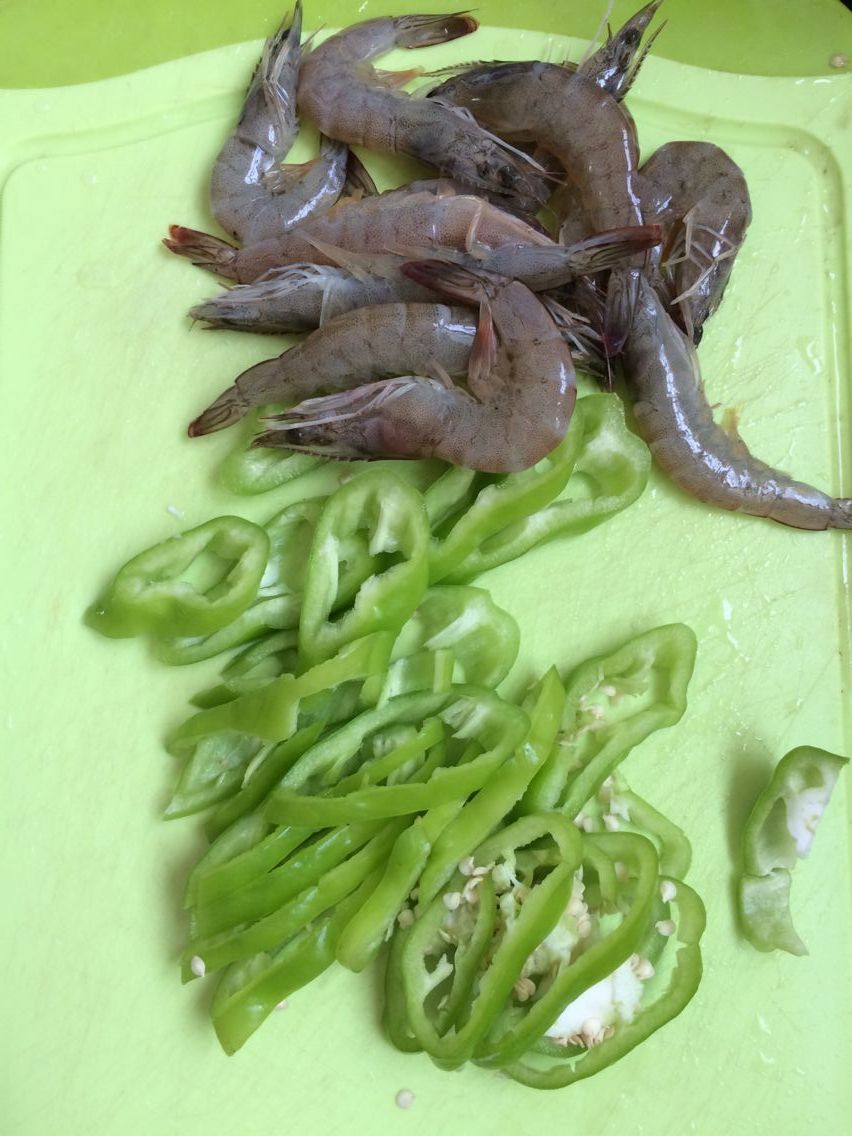 青椒炒虾步骤2