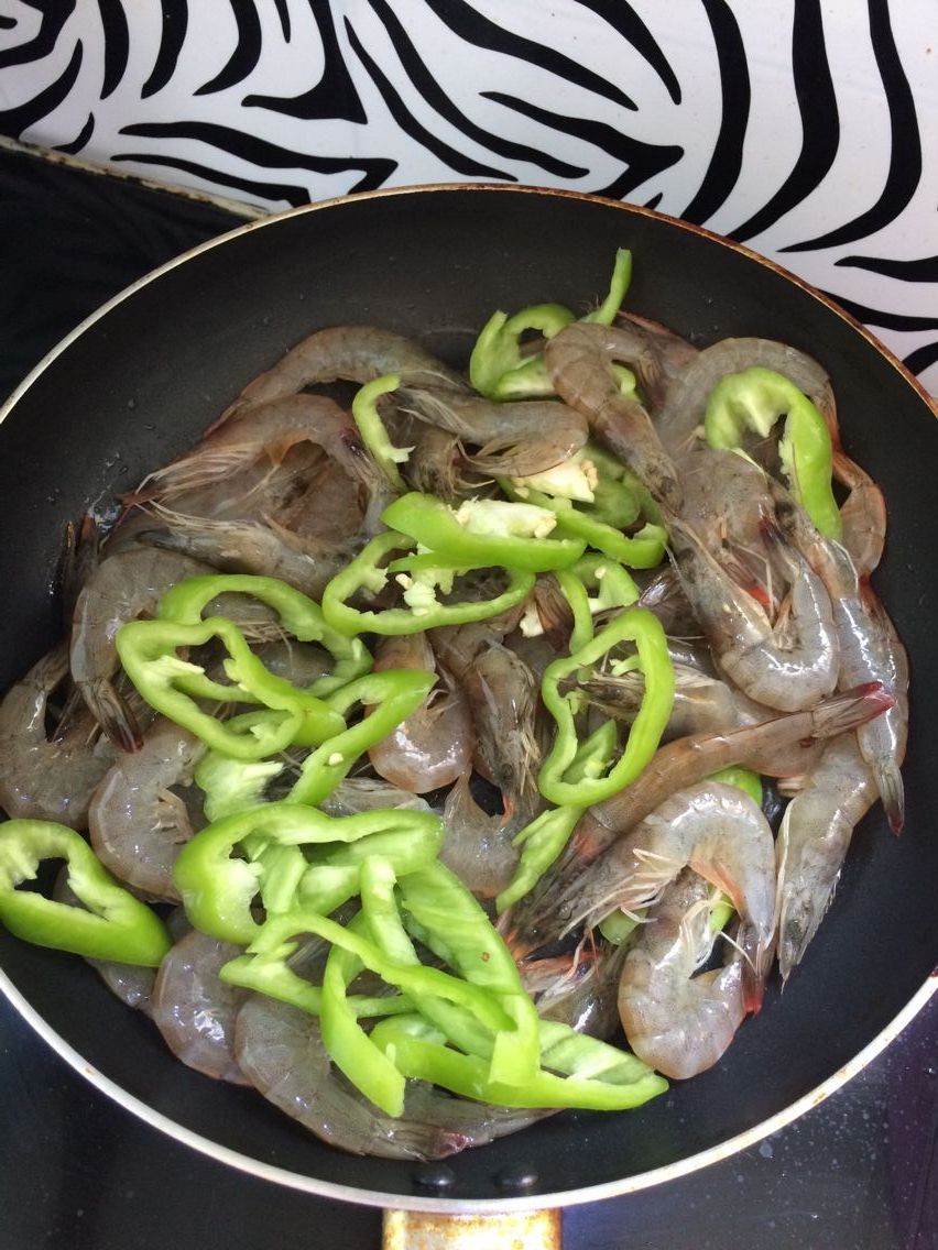 青椒炒虾步骤3