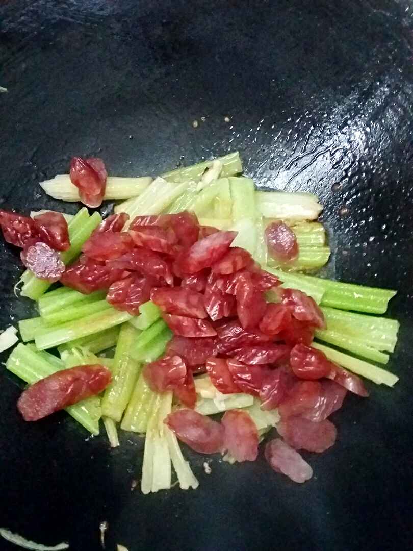 西芹炒腊肠步骤6