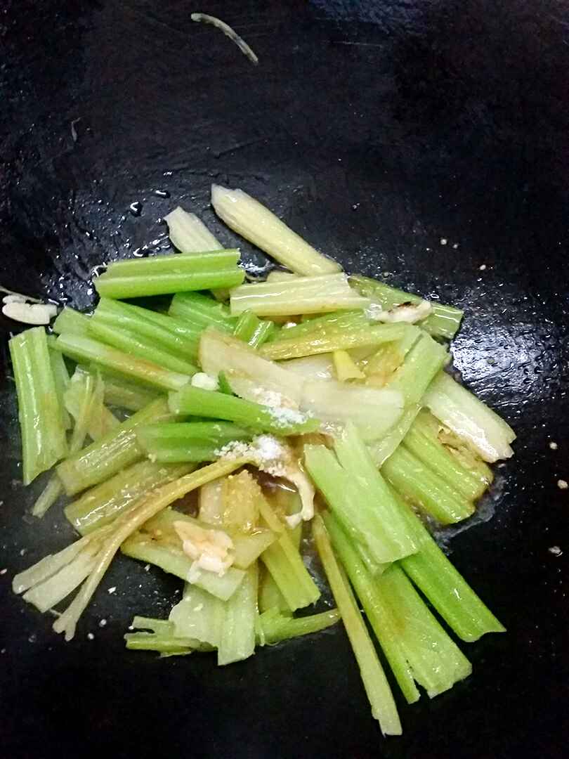 西芹炒腊肠步骤5