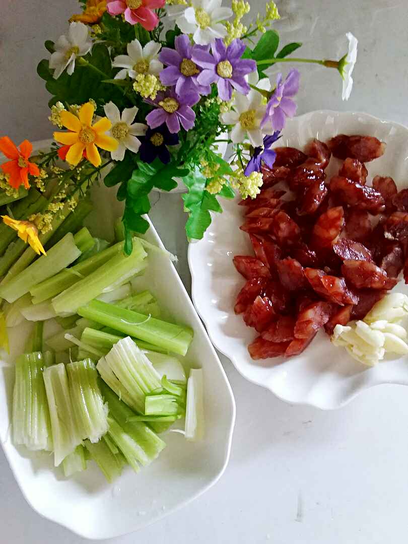 西芹炒腊肠步骤2