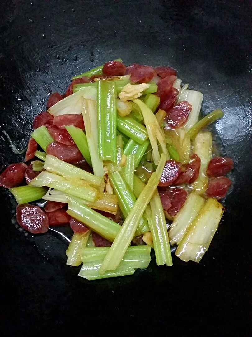 西芹炒腊肠步骤7