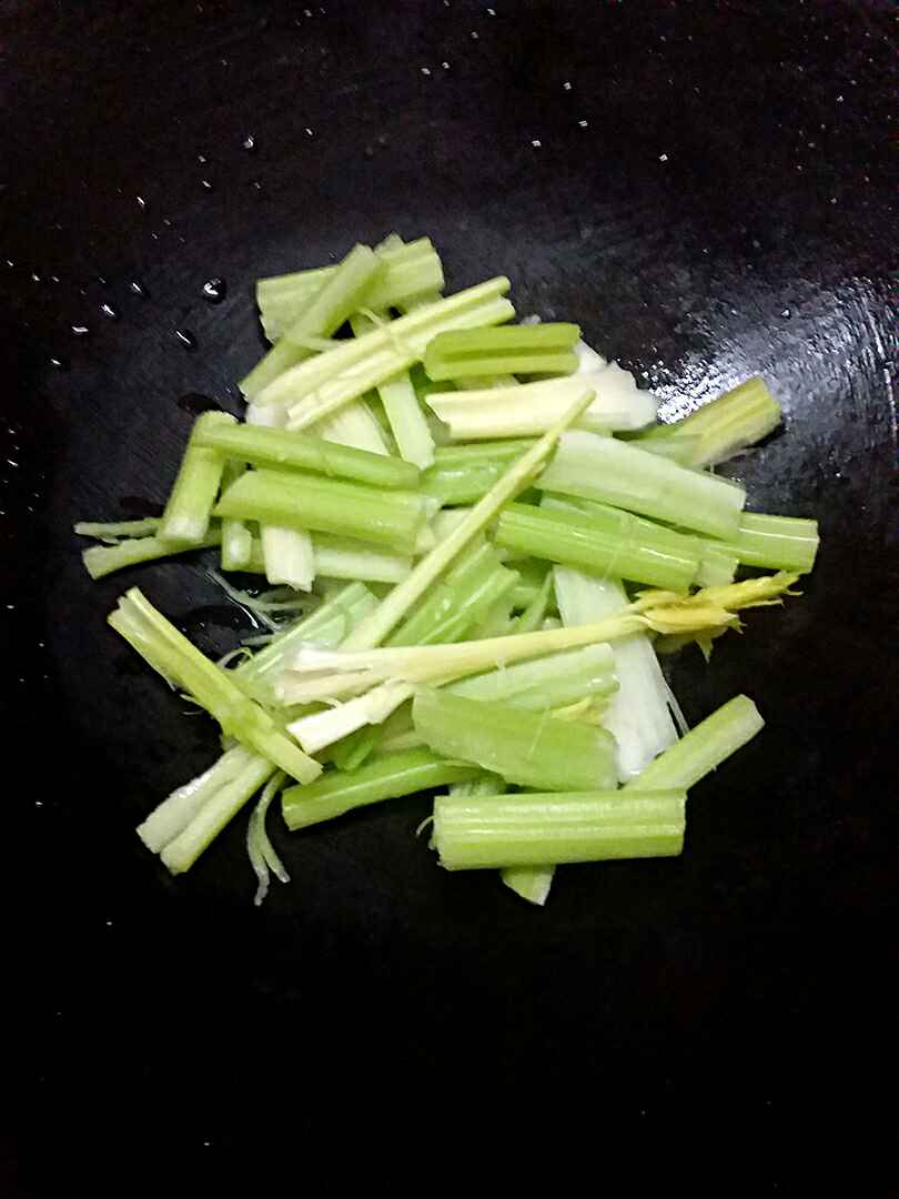 西芹炒腊肠步骤4