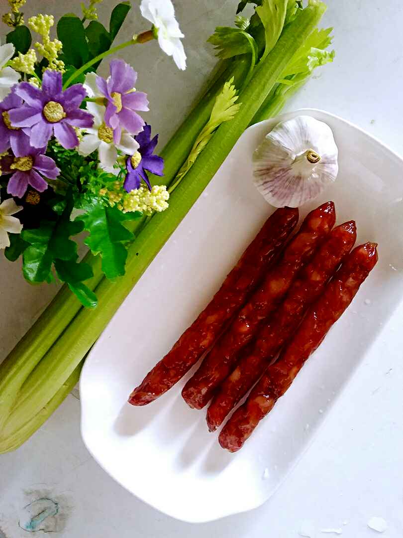 西芹炒腊肠步骤1