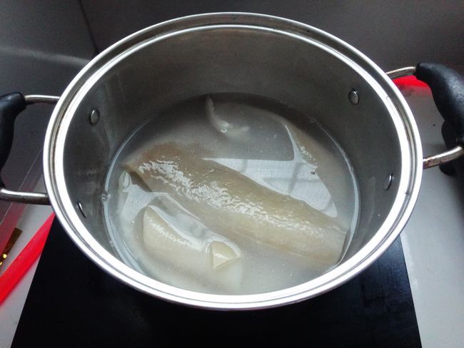 酸菜炒肉皮步骤1