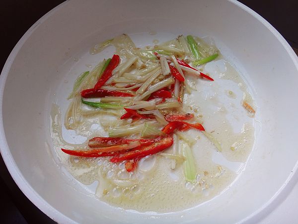 酸菜炒肉皮步骤5