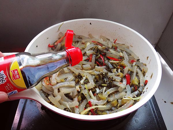 酸菜炒肉皮步骤8