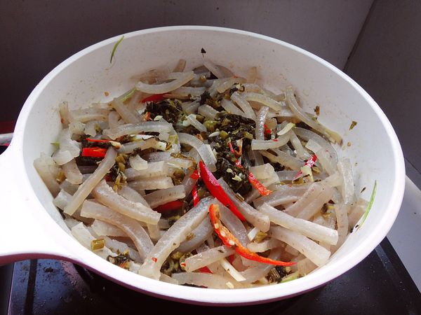 酸菜炒肉皮步骤7