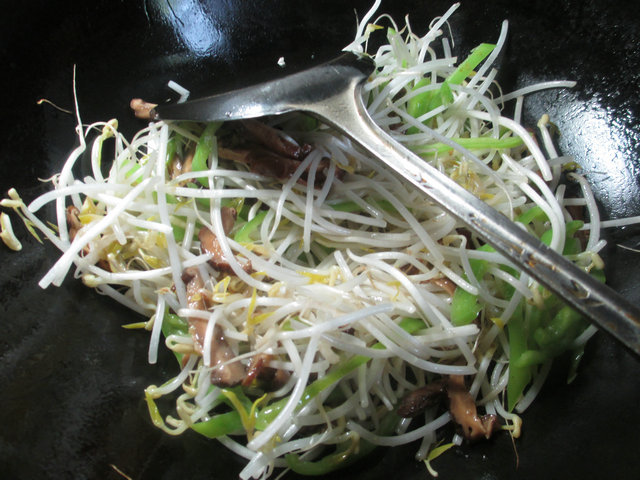 香菇尖椒炒绿豆芽步骤3