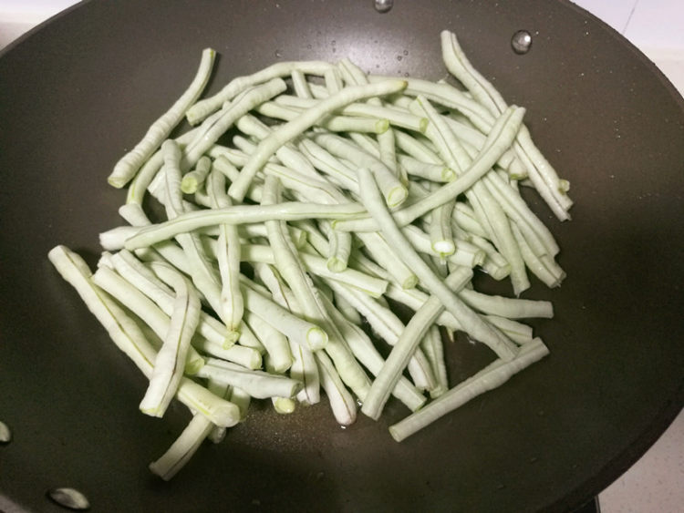 橄榄菜炒白豆角步骤5