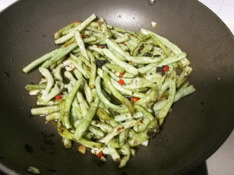 橄榄菜炒白豆角步骤10