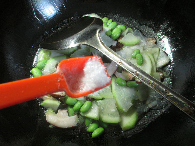 香菇毛豆炒蒲瓜步骤7