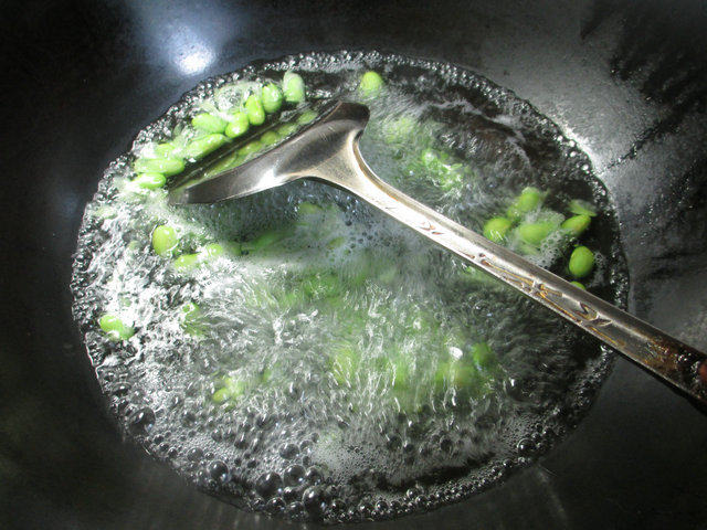 香菇毛豆炒蒲瓜步骤2