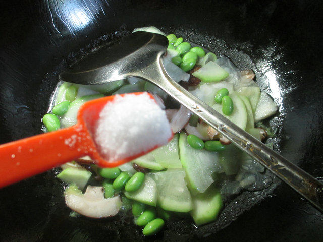 香菇毛豆炒蒲瓜步骤6