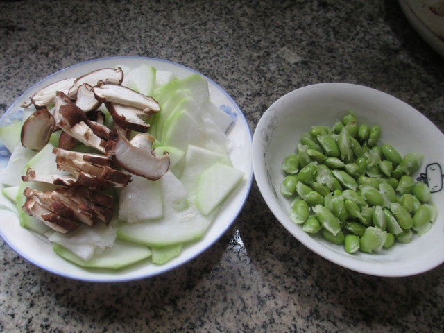 香菇毛豆炒蒲瓜步骤1