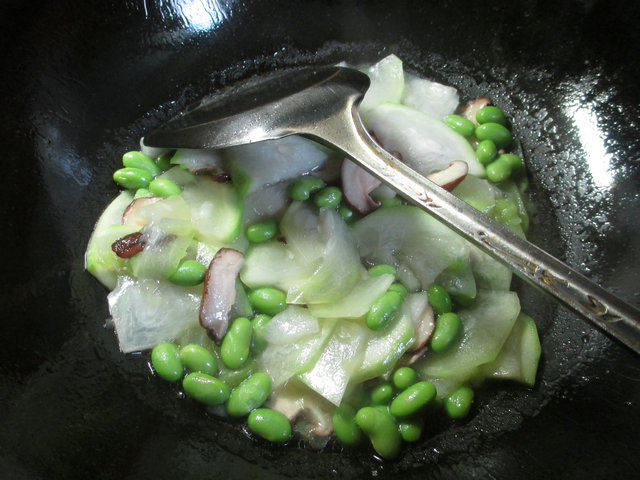 香菇毛豆炒蒲瓜步骤8