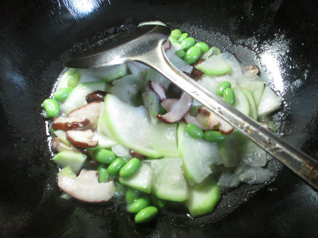 香菇毛豆炒蒲瓜步骤5