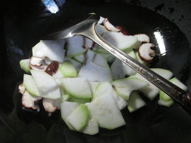 香菇毛豆炒蒲瓜步骤3