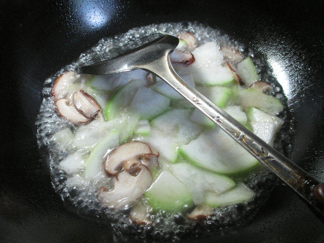 香菇毛豆炒蒲瓜步骤4