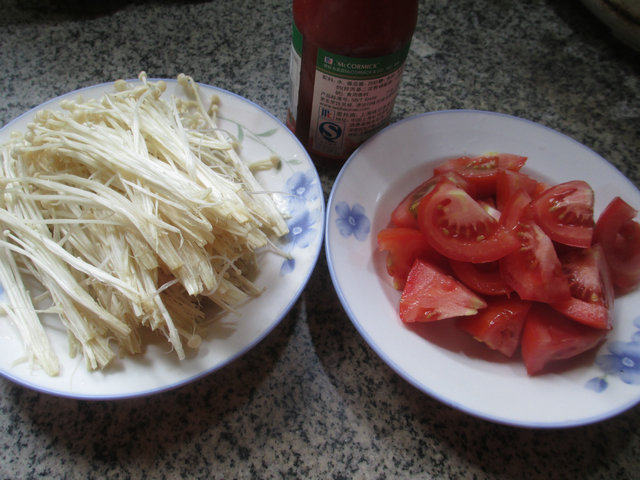 番茄炒金针菇步骤1