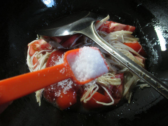 番茄炒金针菇步骤6