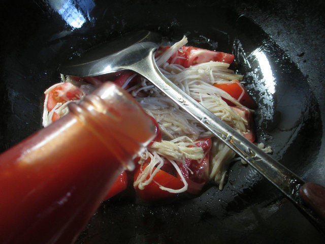 番茄炒金针菇步骤4