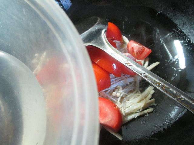 番茄炒金针菇步骤3