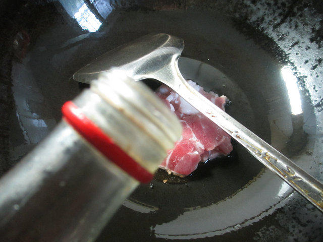 猪肉炒包心菜步骤2
