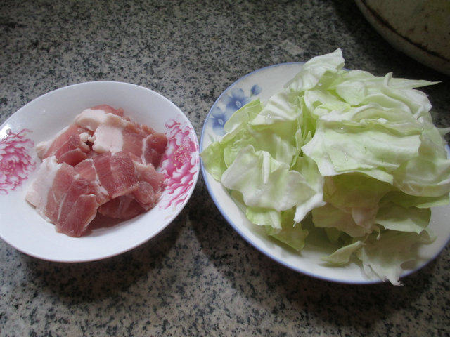 猪肉炒包心菜步骤1