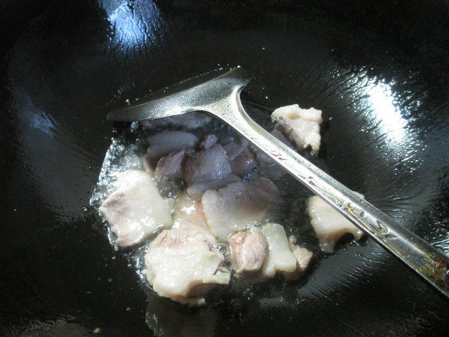 猪肉炒包心菜步骤3