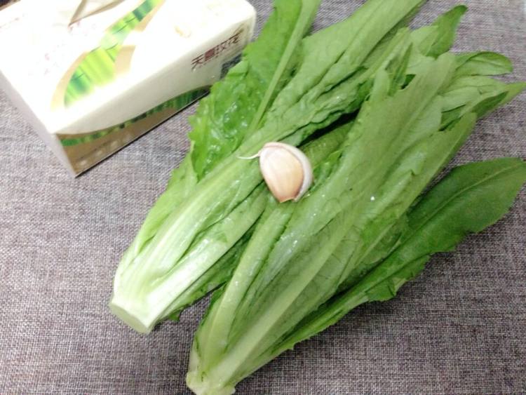 蒜炒油麦菜步骤1