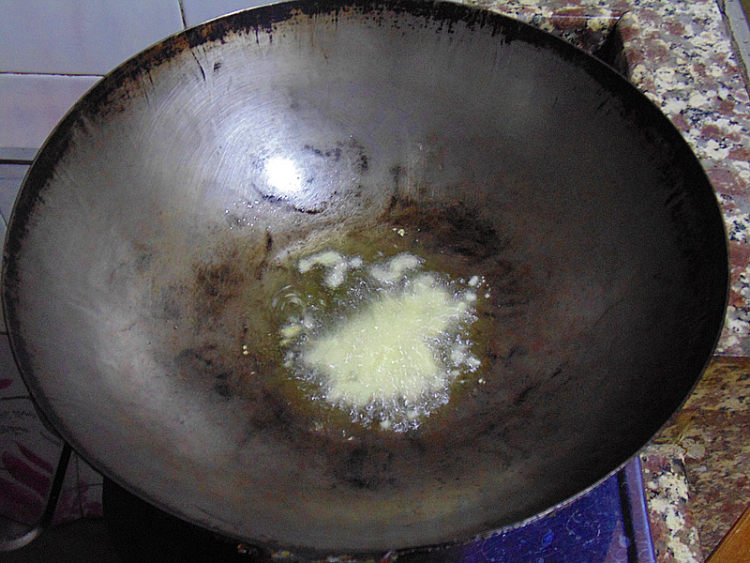 虾酱爆炒通菜梗步骤3