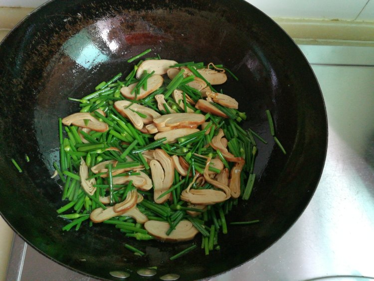 韭苔豆干鸭肉步骤6