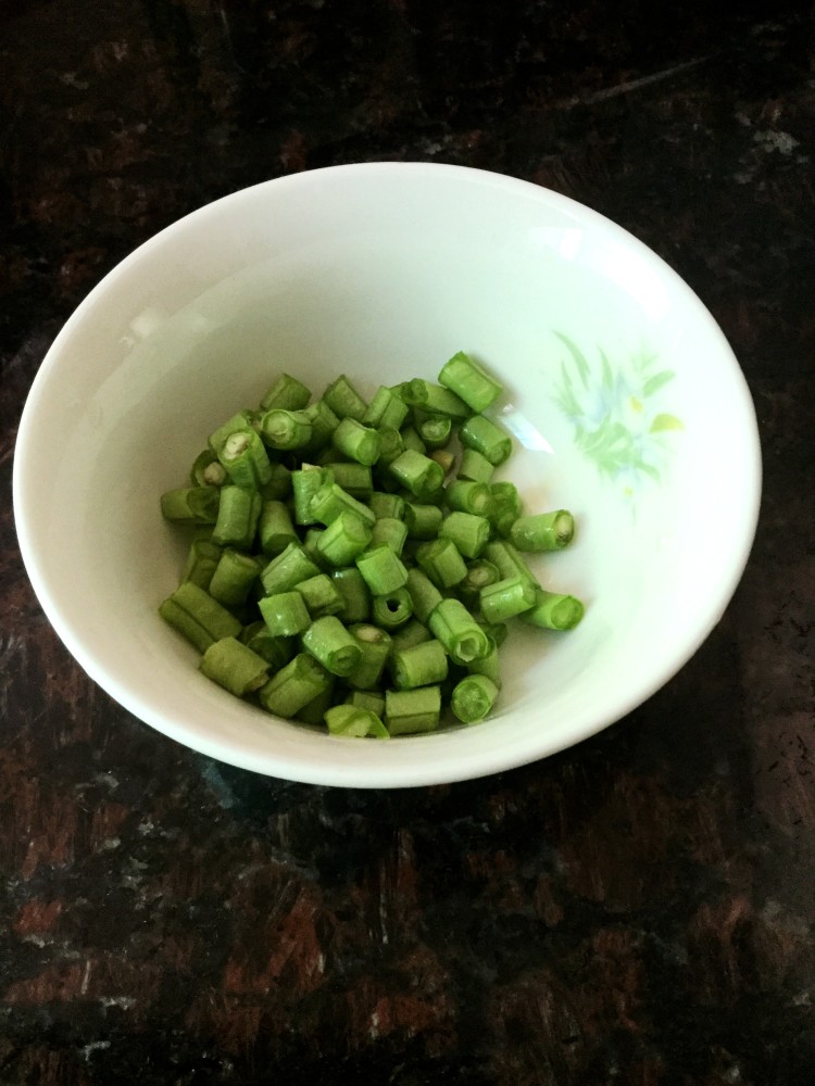 豆角蛋炒饭步骤2