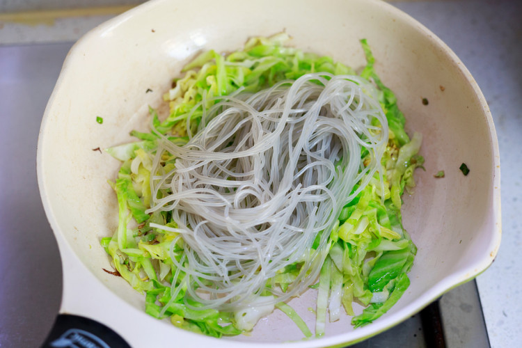 卷心菜炒粉条步骤5