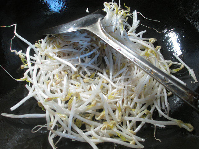 鸡毛菜炒绿豆芽步骤2