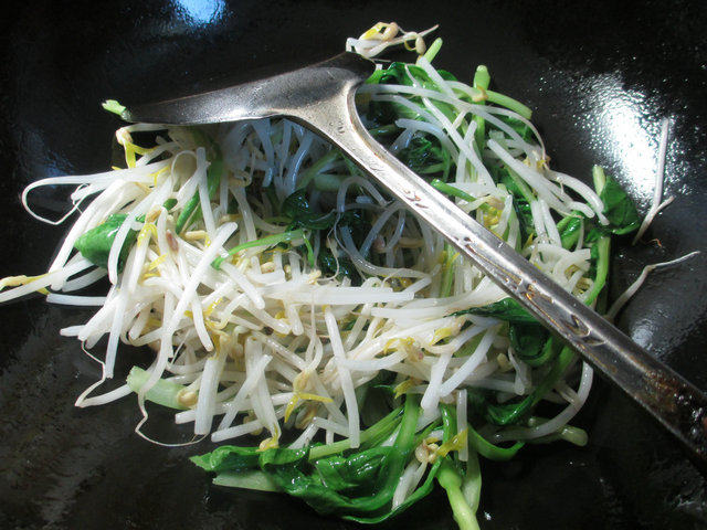 鸡毛菜炒绿豆芽步骤3