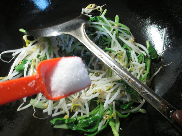 鸡毛菜炒绿豆芽步骤4