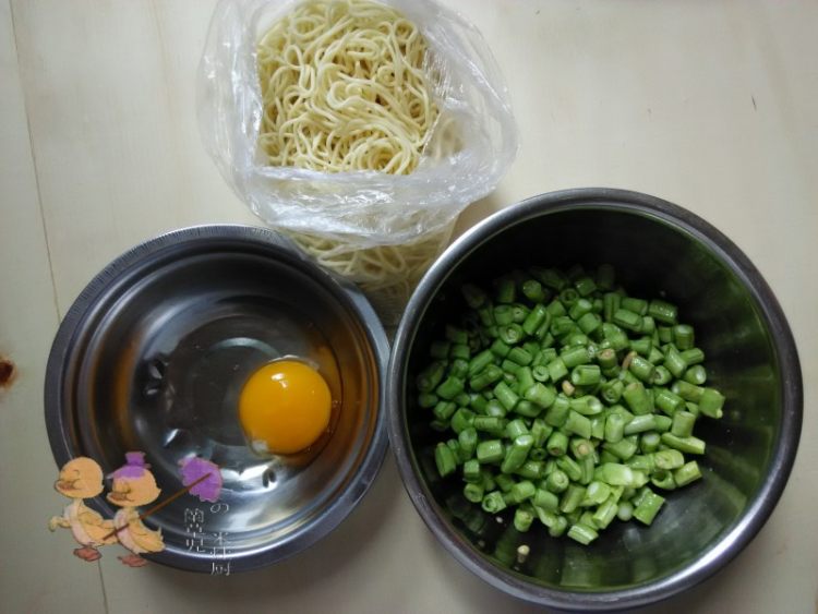 蒜汁豇豆炒面步骤1