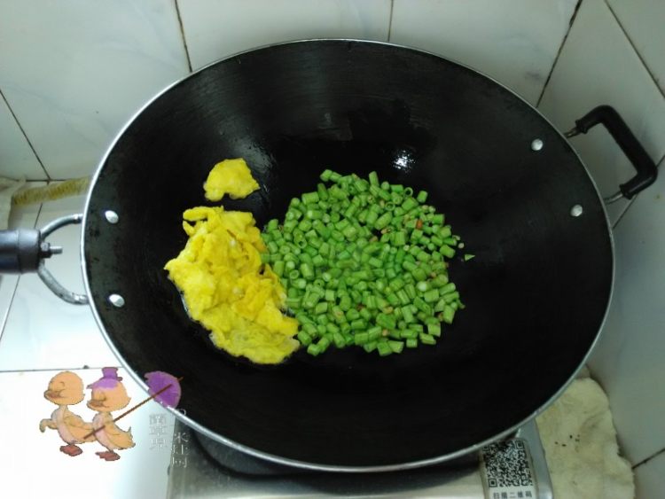蒜汁豇豆炒面步骤4