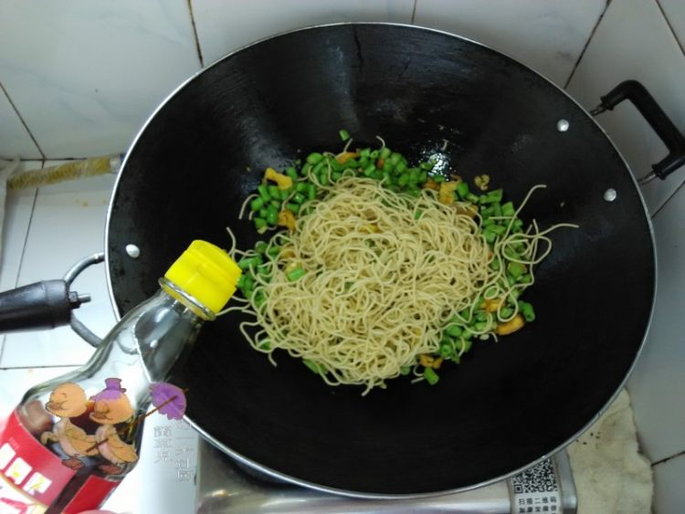 蒜汁豇豆炒面步骤9