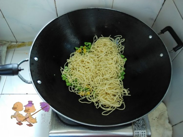蒜汁豇豆炒面步骤6