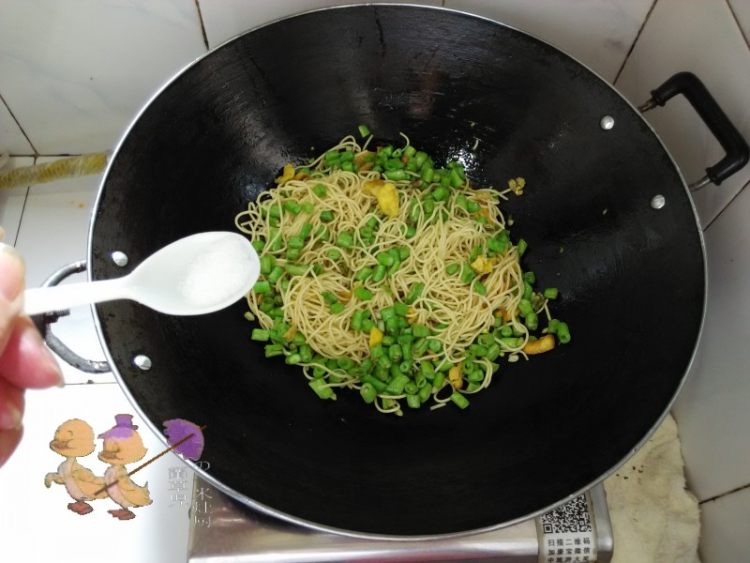 蒜汁豇豆炒面步骤7