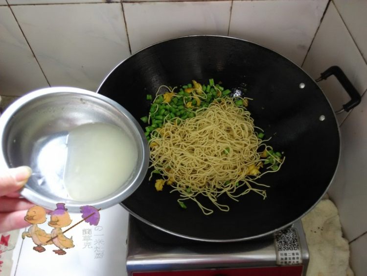 蒜汁豇豆炒面步骤10
