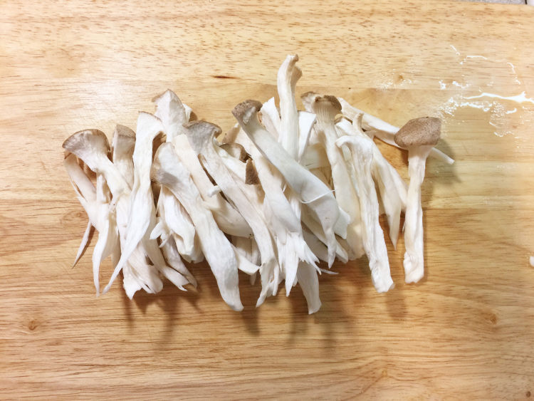 三杯菌菇炒面步骤7