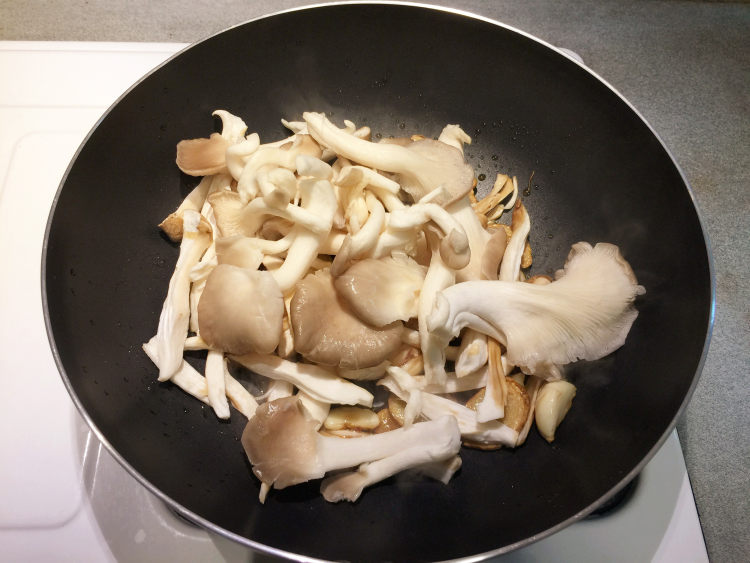 三杯菌菇炒面步骤12