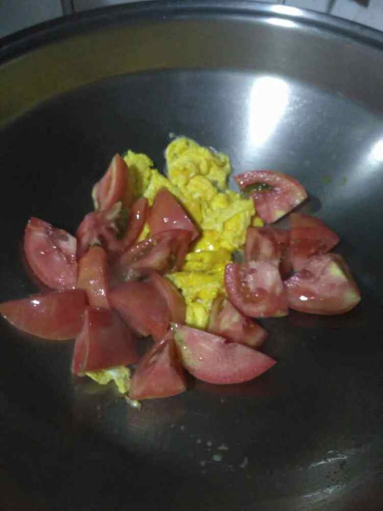 西红柿鸡蛋炒面鱼步骤5
