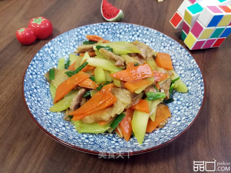 五花肉炒西兰花梗