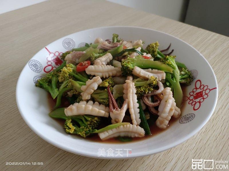 蒜苗鱿鱼炒西蓝花